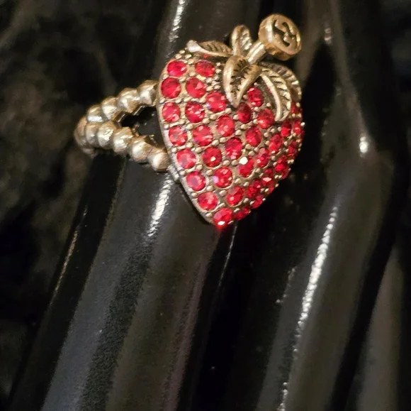 Gucci 18kgo Elegant Red Strawberry Ring - Picture 3 of 10